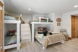 3 bedrooms, desk, iron/ironing board, free WiFi