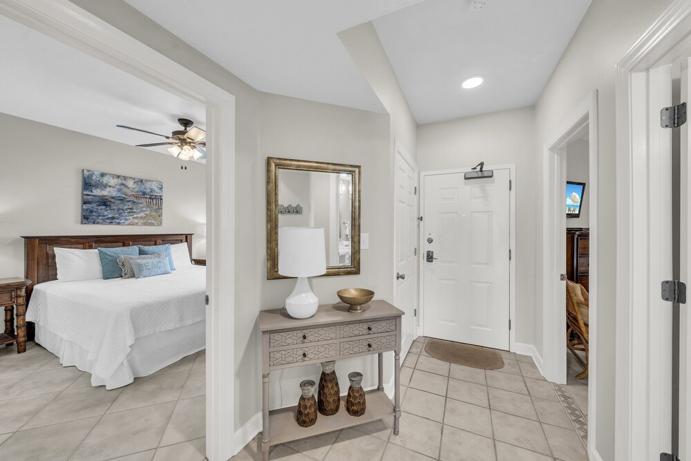 ADMIRALS QUARTERS 908 **LUXURY CONDO 3 BR/3BA**There's nothing quite