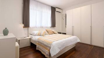 3 bedrooms, in-room safe, iron/ironing board, travel crib