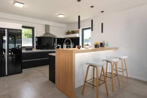 Kjøleskap, ovn, kokeplater og oppvaskmaskin