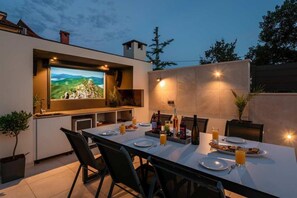 Outdoor dining - Villa Adea - New, modern villa for 6 people, with a heated pool upon request (Porec-Kosinožići)