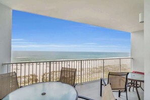 Outdoor dining - Lighthouse 404 Rustic Chic Beachfront Oasis (Gulf Shores)