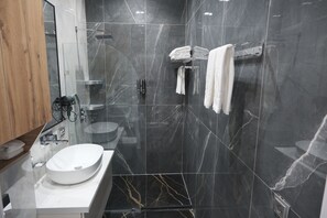 Luxury-Doppelzimmer | Badezimmer | Haartrockner, Bademäntel, Hausschuhe