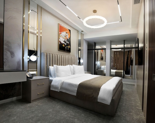 Habitación Deluxe doble | Caja fuerte, cortinas opacas, tabla de planchar con plancha