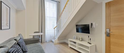 Mezzanine Studio Suite | Iron/ironing board, free WiFi, bed sheets
