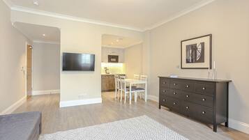 One Bedroom Apartment with Double Sofa Bed | Tabla de planchar con plancha, wifi gratis, ropa de cama