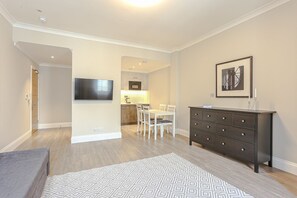 One Bedroom Apartment with Double Sofa Bed | Iron/ironing board, free WiFi, bed sheets - Cleveland Residences Kensington (London)