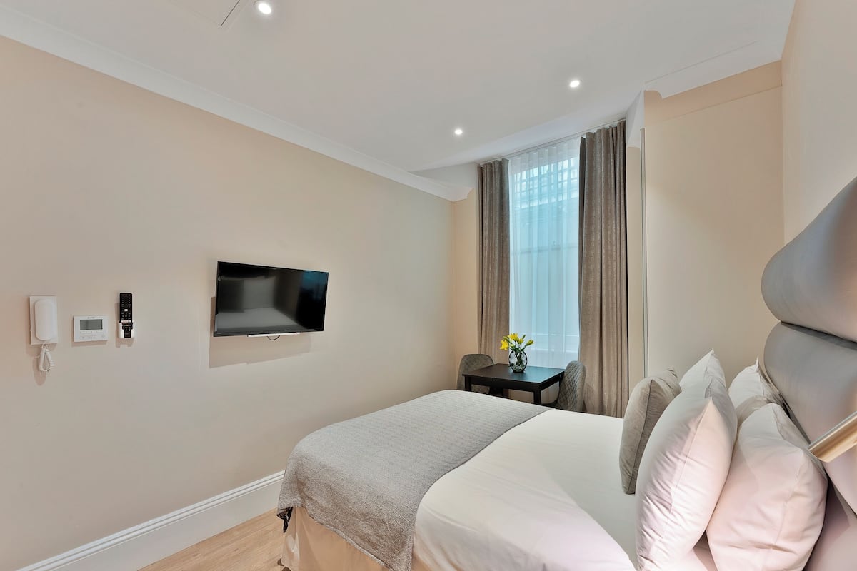 Lower Ground Budget Studio | 1 bedroom, iron/ironing board, free cribs/infant beds, travel crib