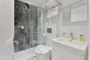 Executive Studio Suite | Bathroom | Shower, free toiletries, hair dryer, heated floors - Cleveland Residences Kensington (London)
