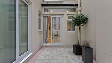 Classic Studio Lower Ground | Terras