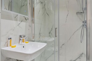 Suihku, ilmaiset hygieniatuotteet, hiustenkuivaaja, lämmitetyt lattiat