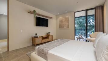 1 habitación, escritorio, tabla de planchar con plancha y cuna de viaje