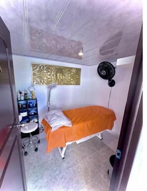 7 bedrooms, iron/ironing board, WiFi, bed sheets