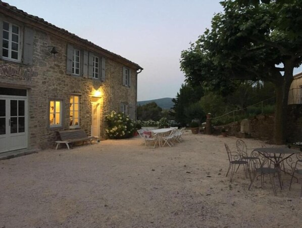 Outdoor dining - La Maison Vigneronne (Val-de-Dagne)