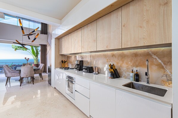Fridge, microwave, stovetop, dishwasher
