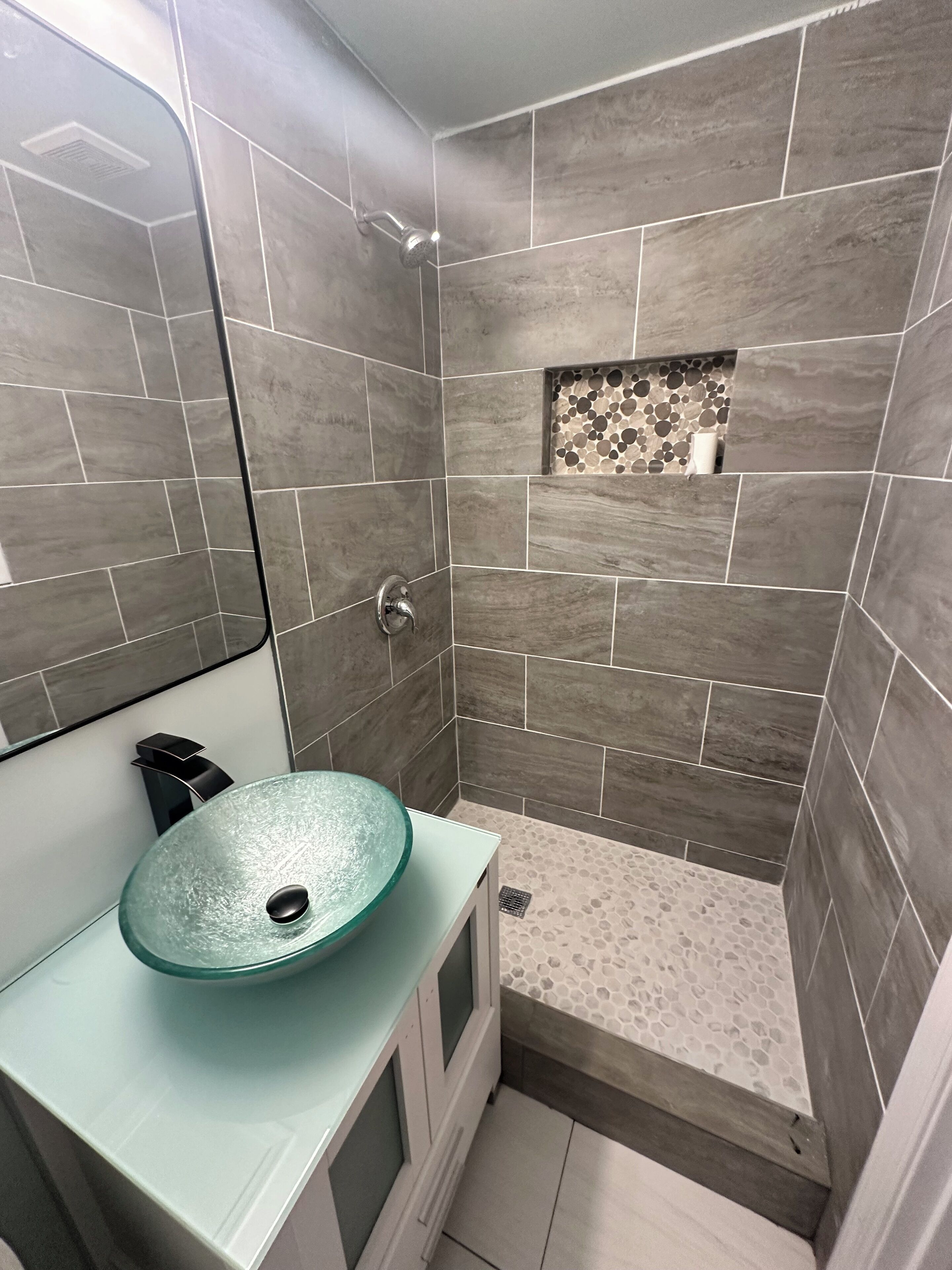 Een douche, een haardroger, een bidet, handdoeken