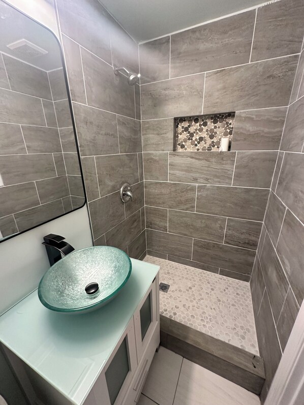 Shower, hair dryer, bidet, towels