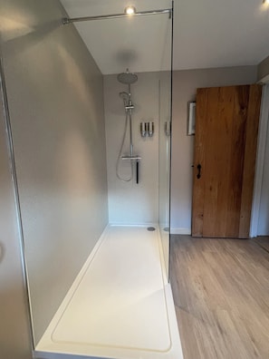 Secadora de cabello, toallas, jabón, papel de baño