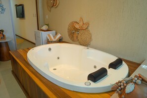 Suite Deluxe | Bañera de hidromasaje privada
