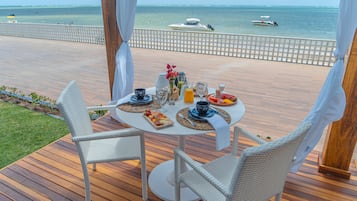 Café da manhã completo grátis todos os dias