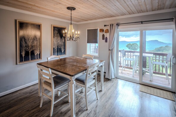 Dining - 334: 2 BR, 2 BA Condominium in Sugar Mountain, Sleeps 4 (Sugar Mountain)