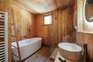 Chalet Deluxe, 1 habitación, tina, vista al lago (incl. City Tax) | Baño | Secadora de cabello, toallas, papel de baño