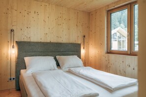 Deluxe Chalet, 2 Bedrooms, Lake View (incl. City Tax)