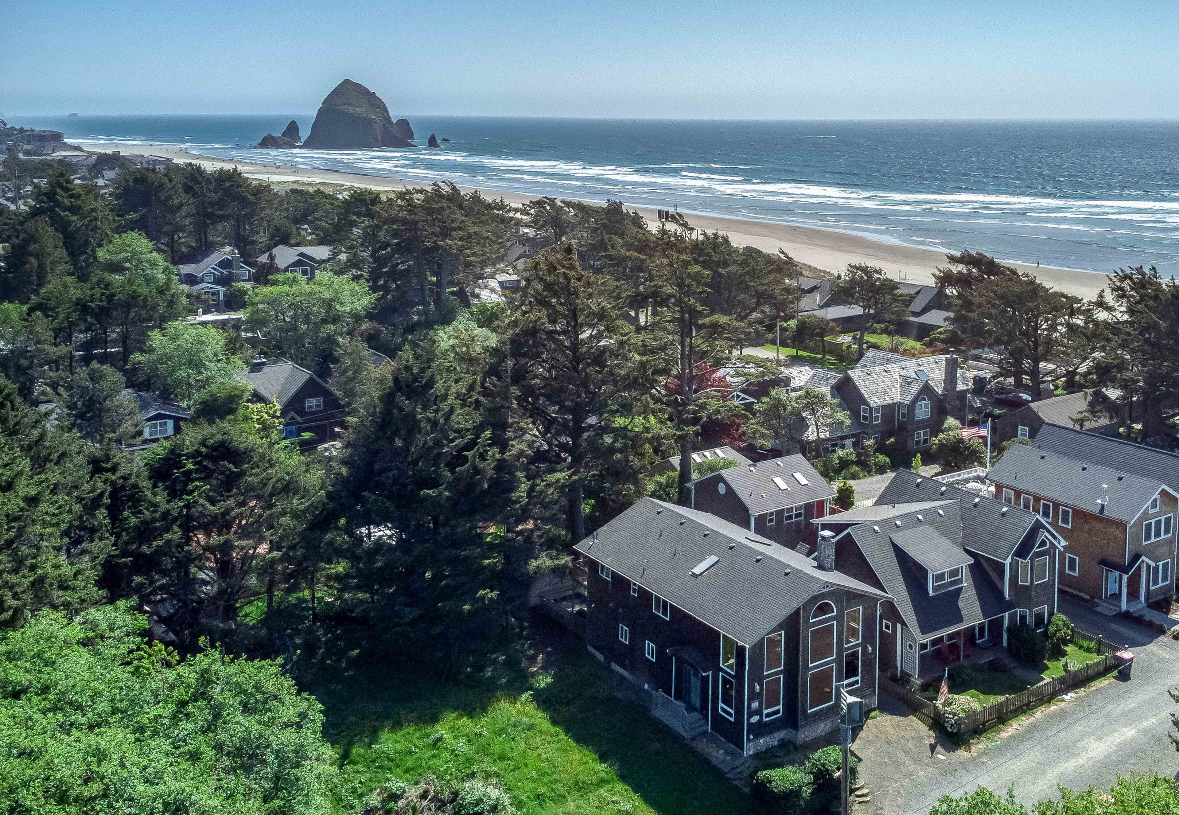 Impressive Family Home, Great Space Indoors and Out, 1 Block to Beach and Town!