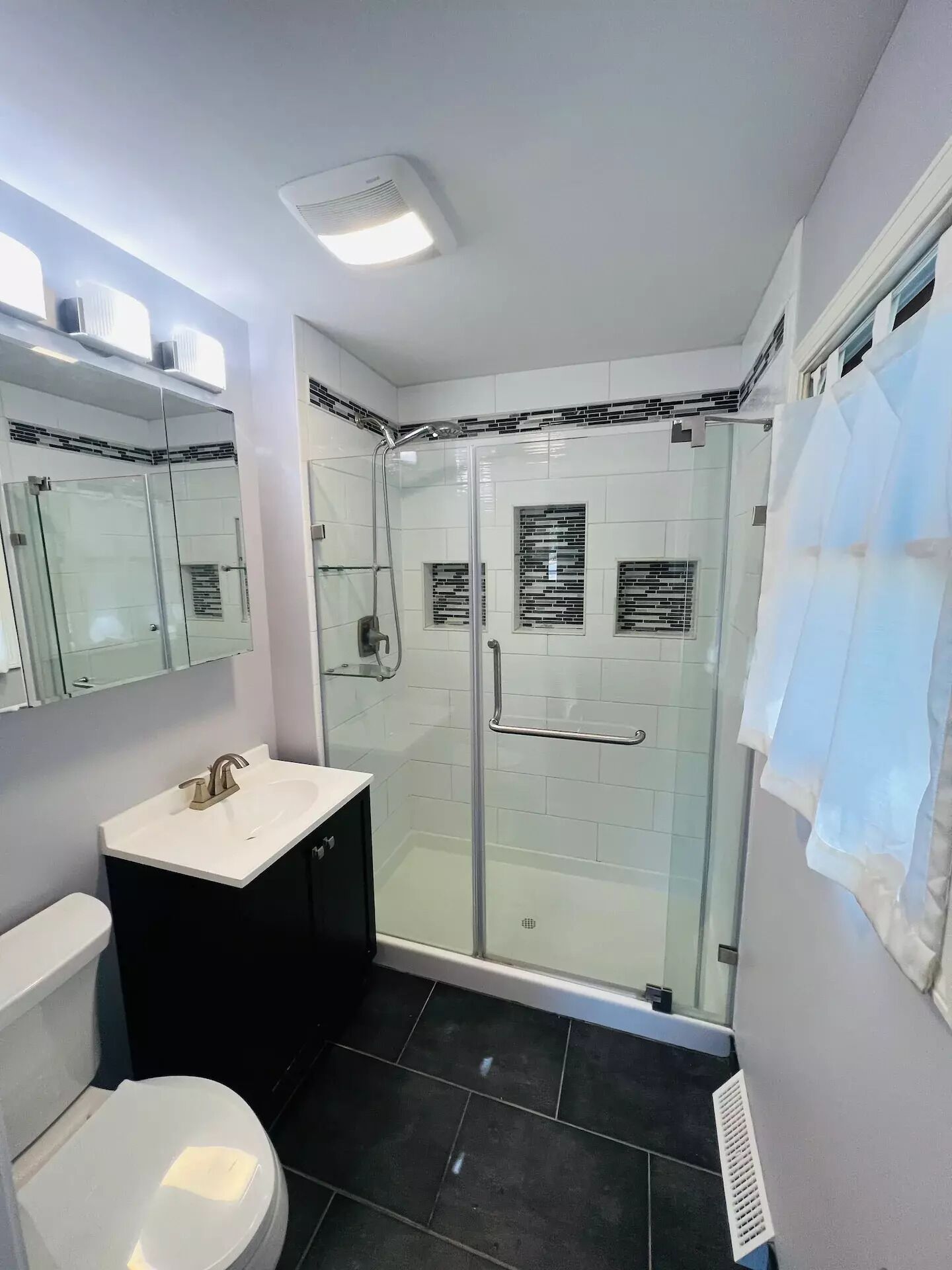 Assecador de cabells, tovalloles, sabó i paper higiènic 