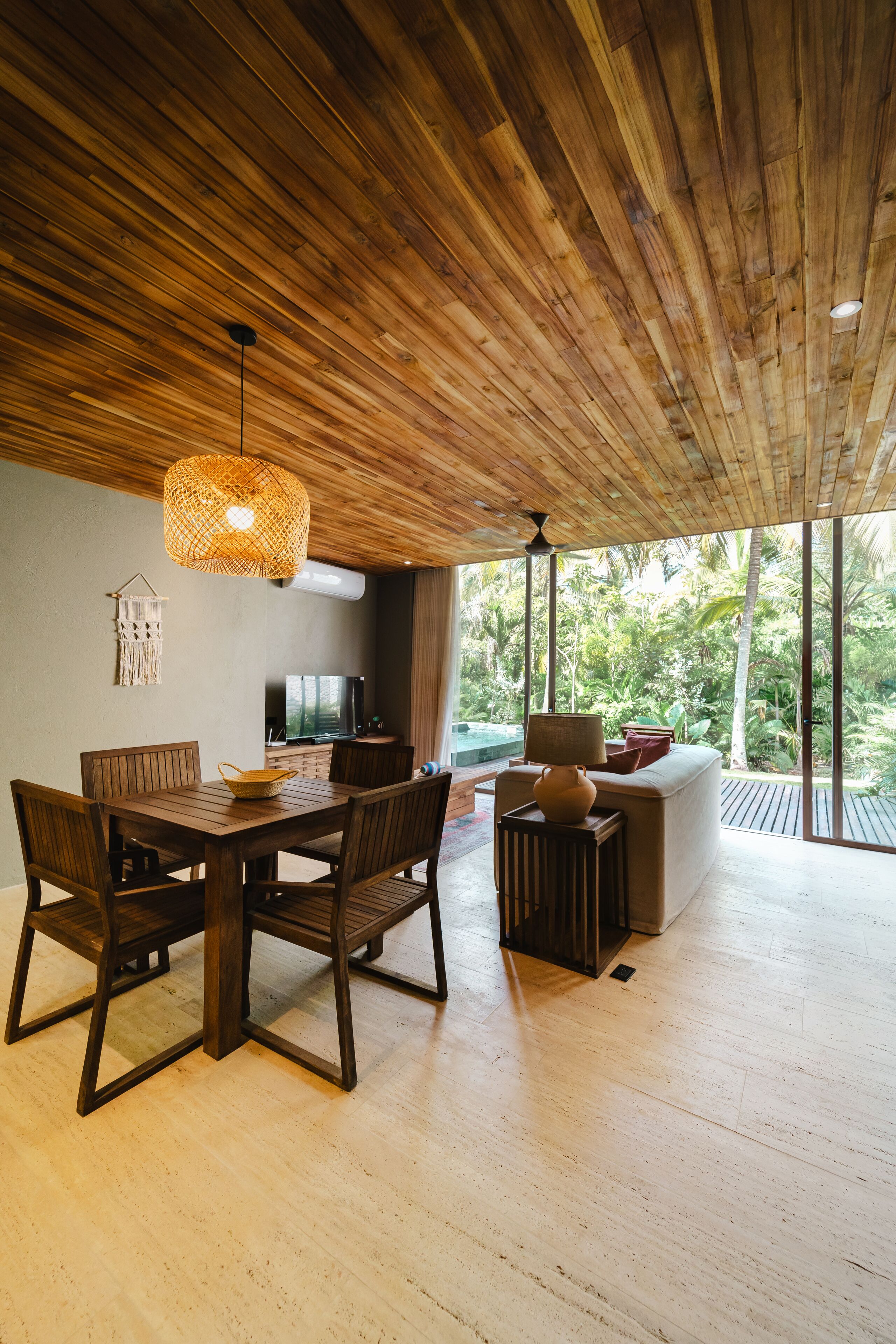 Une salle à manger spacieuse avec un plafond en bois, une grande table et des chaises.