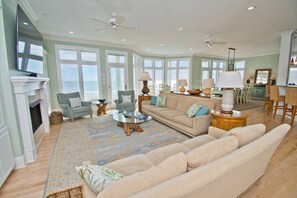 Téléviseur connecté, foyer, jeux vidéo, table de ping-pong