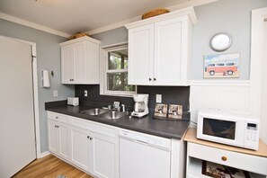 Frigorífico, microondas, lavavajillas y cafetera o tetera