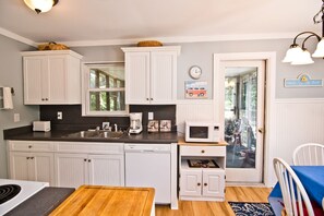 Frigorífico, microondas, lavavajillas y cafetera o tetera