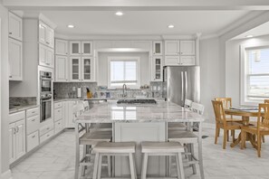 Kylskåp, mikrovågsugn, ugn och diskmaskin