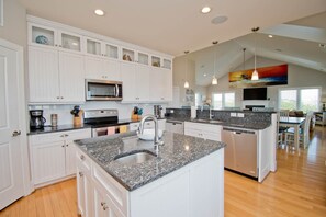 Kjøleskap, mikrobølgeovn, ovn og oppvaskmaskin