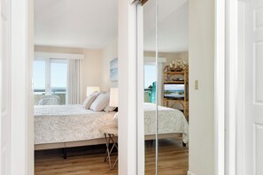 3 bedrooms, WiFi - Beachwalk 202, Oceanfront Condo in Pine Knoll Shores, NC! (Pine Knoll Shores)