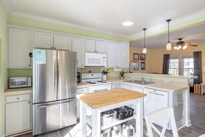 Kylskåp, mikrovågsugn, ugn och diskmaskin