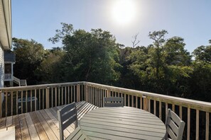 Outdoor dining - Beerelaxed, Soundside House in Emerald Isle, NC! (Emerald Isle)