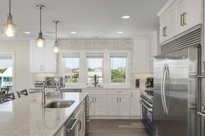 Kühlschrank, Mikrowelle, Ofen, Geschirrspüler