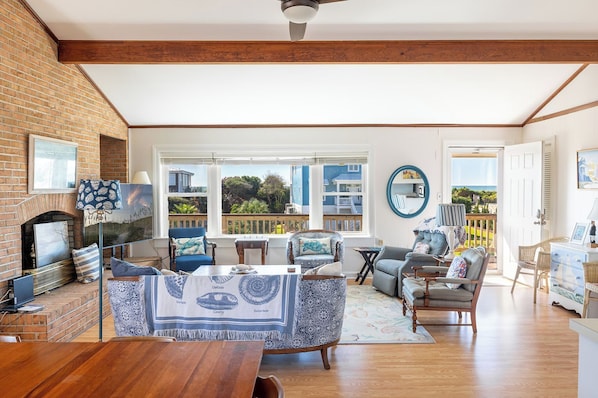 Smart TV - The Griffin House, Almost Oceanfront House with Beach Access across the street! (Pine Knoll Shores)