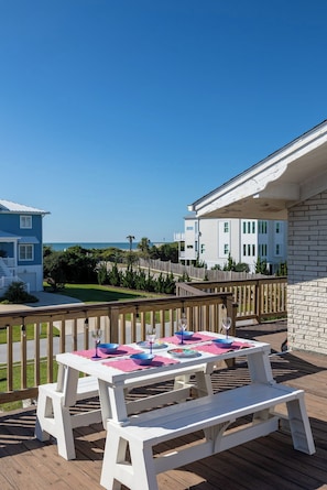 Outdoor dining - The Griffin House, Almost Oceanfront House with Beach Access across the street! (Pine Knoll Shores)
