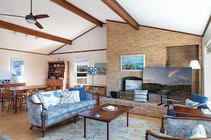 Smart TV - The Griffin House, Almost Oceanfront House with Beach Access across the street! (Pine Knoll Shores)