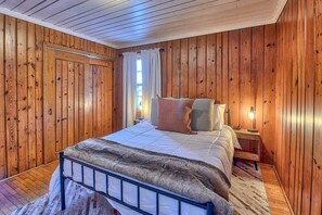 1 bedroom, WiFi - Griffin's Sleek Pine Hideaway (Newberry)