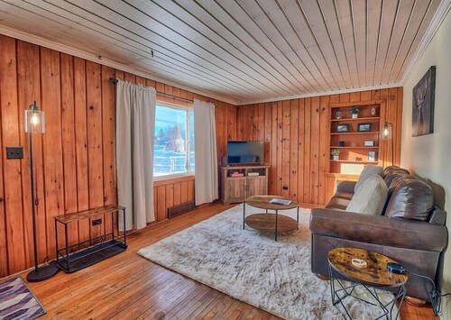 Griffin's Sleek Pine Hideaway