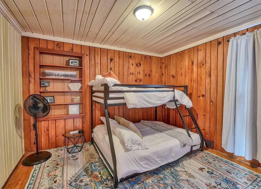 Griffin's Sleek Pine Hideaway Newberry Vrbo