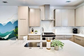 冷蔵庫、電子レンジ、オーブン、コンロ