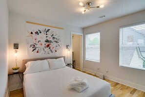 3 bedrooms, iron/ironing board, free WiFi, bed sheets - The Myrtle - Walkable to Five Points & Titans Stadium (Nashville)