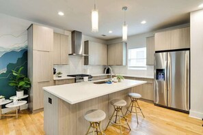 冰箱、微波炉、烤箱、炉灶