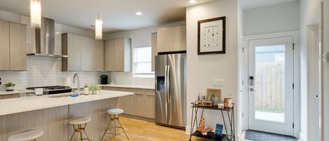 Een koelkast, een magnetron, een oven, een kookplaat