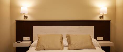 2 عدّة غرف نوم ومكواة/لوح كي وواي فاي وملاءات أسرّة